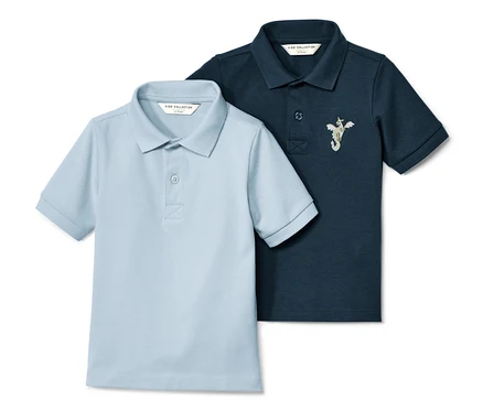 Zwei Kinder-Poloshirts aus Baumwoll-Piqué, eines hellblau und eines dunkelblau mit Stickerei.