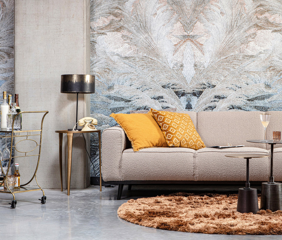 Wohnzimmer mit beigem Sofa, gelben Kissen und braunem Woood Teppich »Praline« 200 cm, nougat.