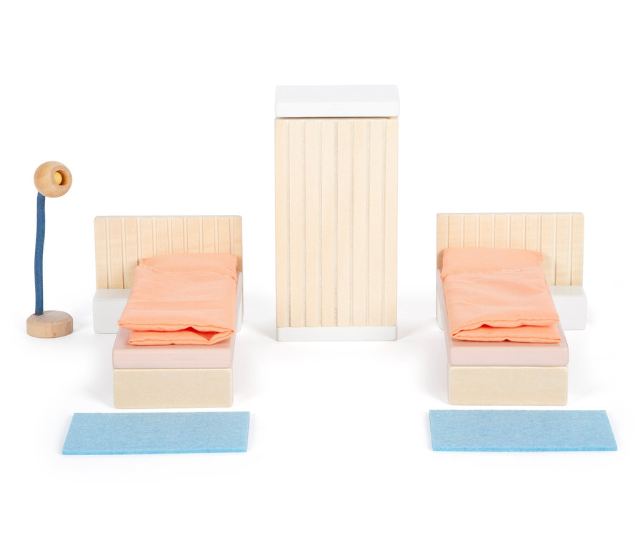 Zwei kleine Holzbetten mit orangefarbenen Decken, ein Nachttisch und ein blauer Teppich, ein Möbelset für ein Puppenhaus von small foot.