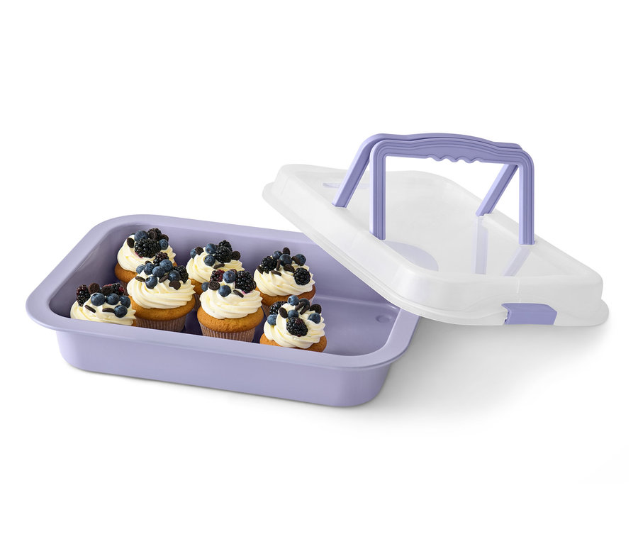 Lila Backblech mit Deckel und acht Cupcakes mit Zuckerguss und Früchten.