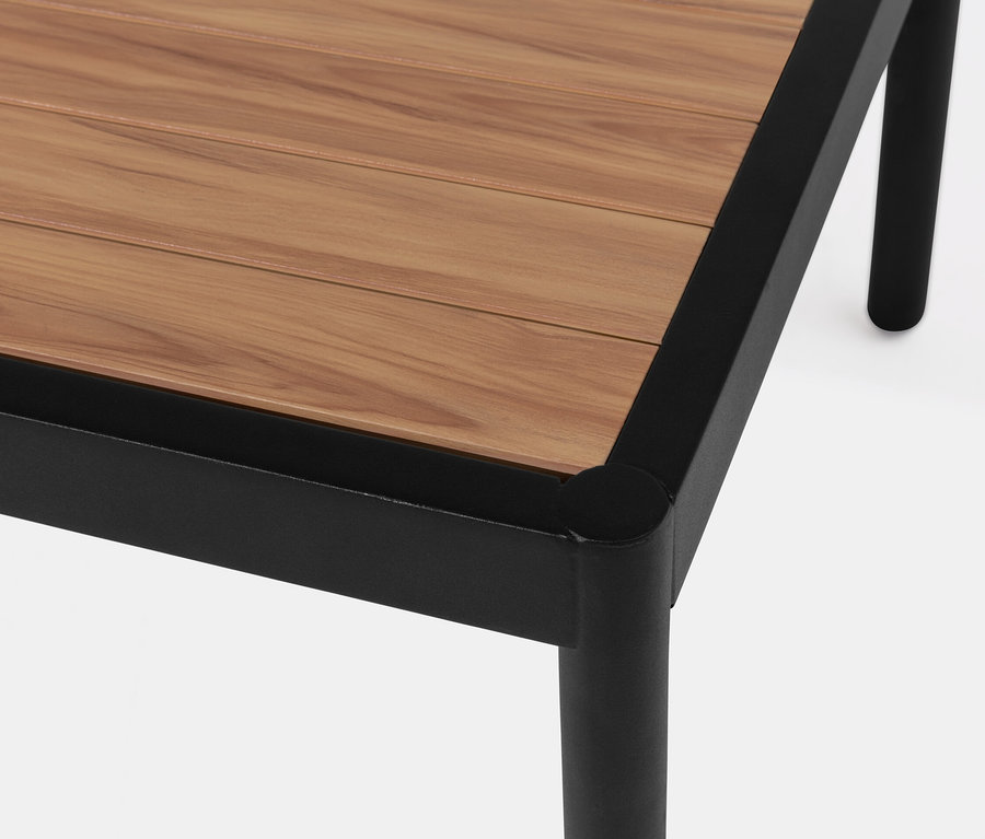 Detail einer modularen Lounge mit Textilgeflecht, Fokus auf Eckverbindung und Bein.