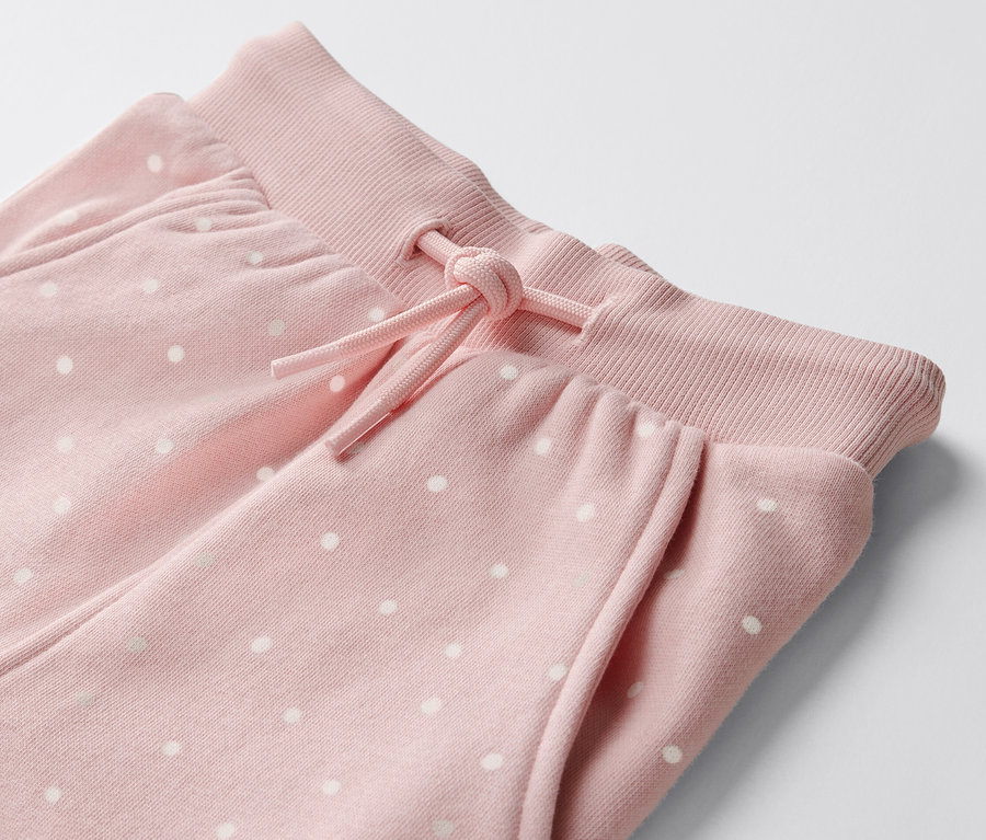 Detailansicht von Baby-Sweathosen, 2 Stück, gepunktet.