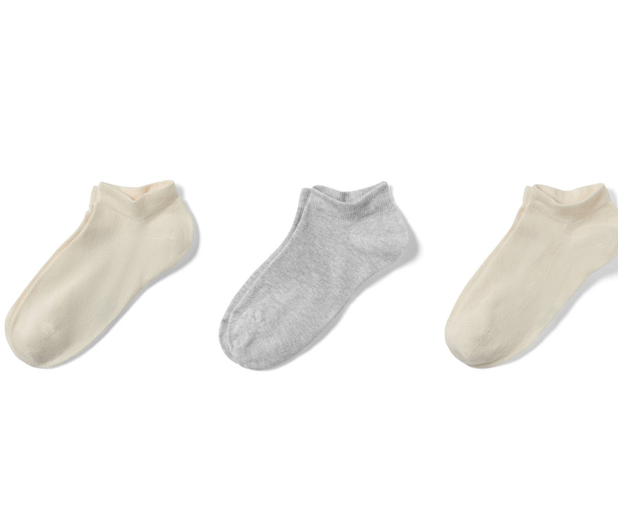 Drei Paar beige und hellgraue Kinder-Sneakersocken.