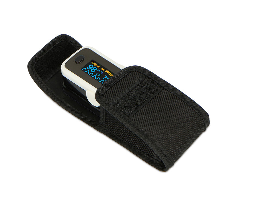 Ein weißes Pulsoximeter liegt in einer schwarzen Tasche.