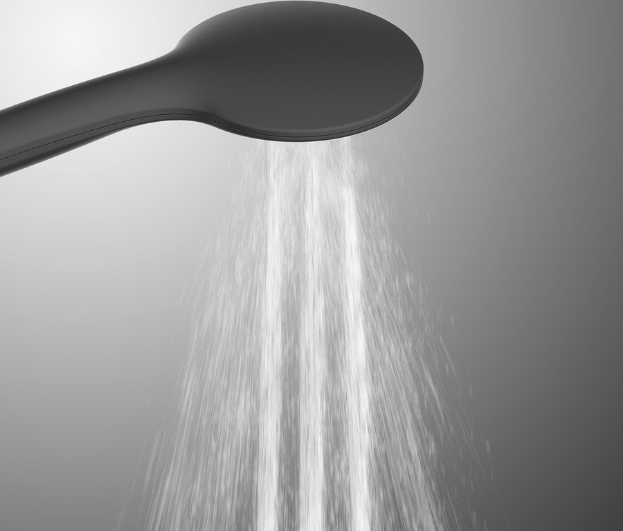 Schwarzes Handbrause-Set »Raven« mit laufendem Wasser.