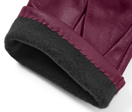 Detailansicht von Lederhandschuhen in Berry.