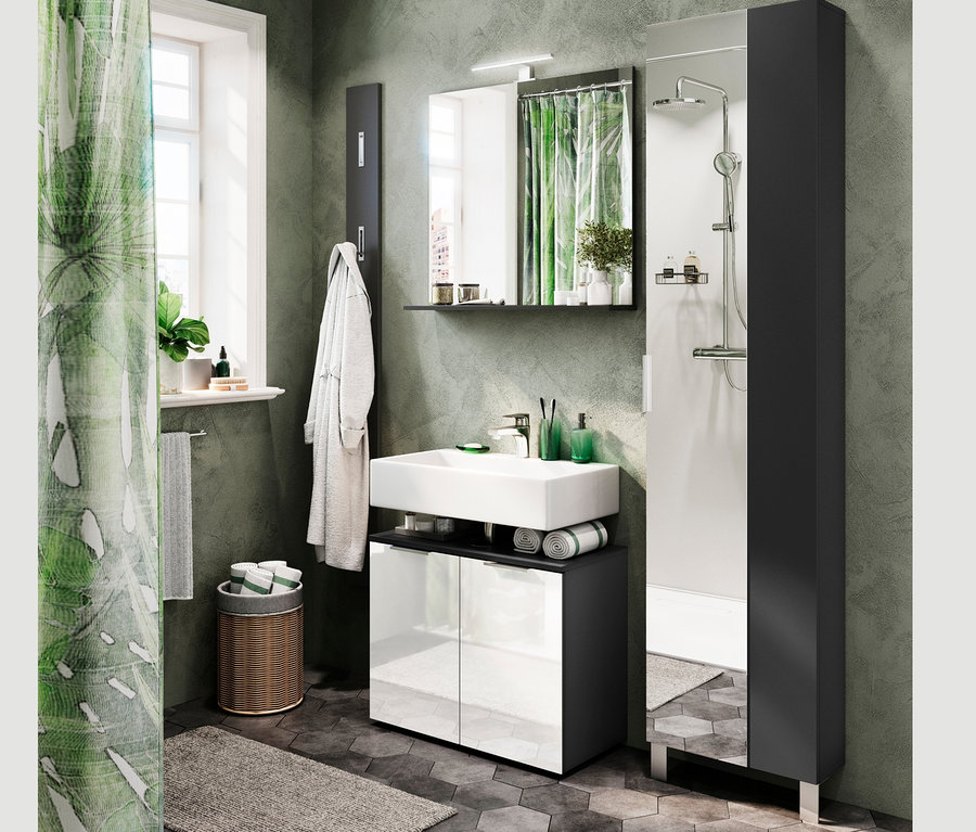 Ein Badezimmer mit einem Duschvorhang mit Blattmotiv, einem Waschbecken mit Unterschrank und einem Schuhschrank mit Spiegel.