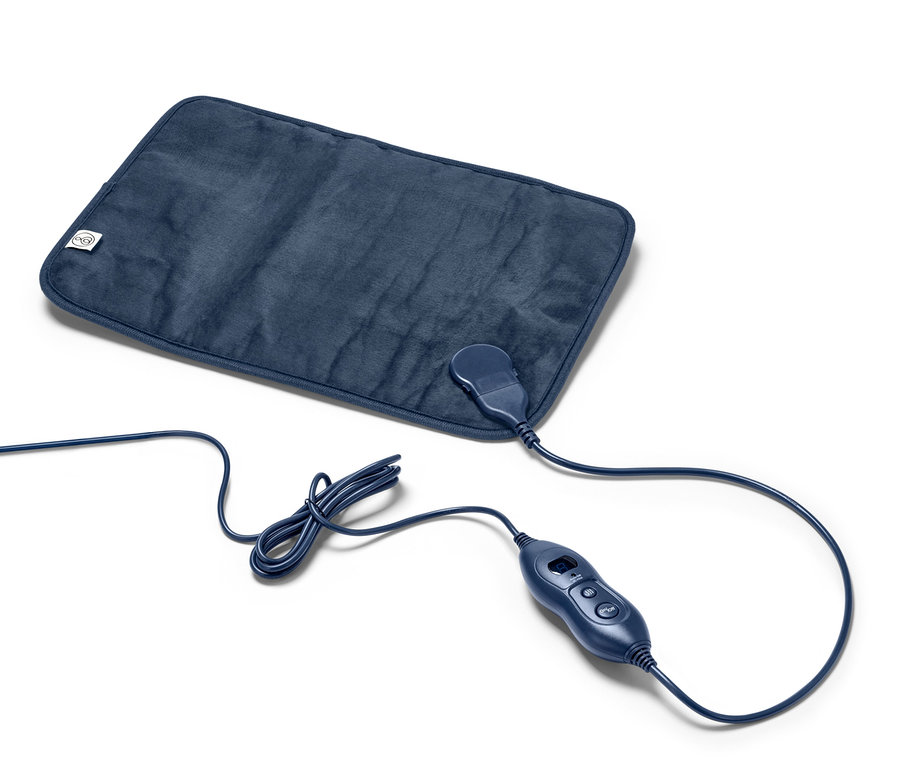 Ein kleines blaues Heizkissen mit Kabel und Bedienelement auf weißem Hintergrund.