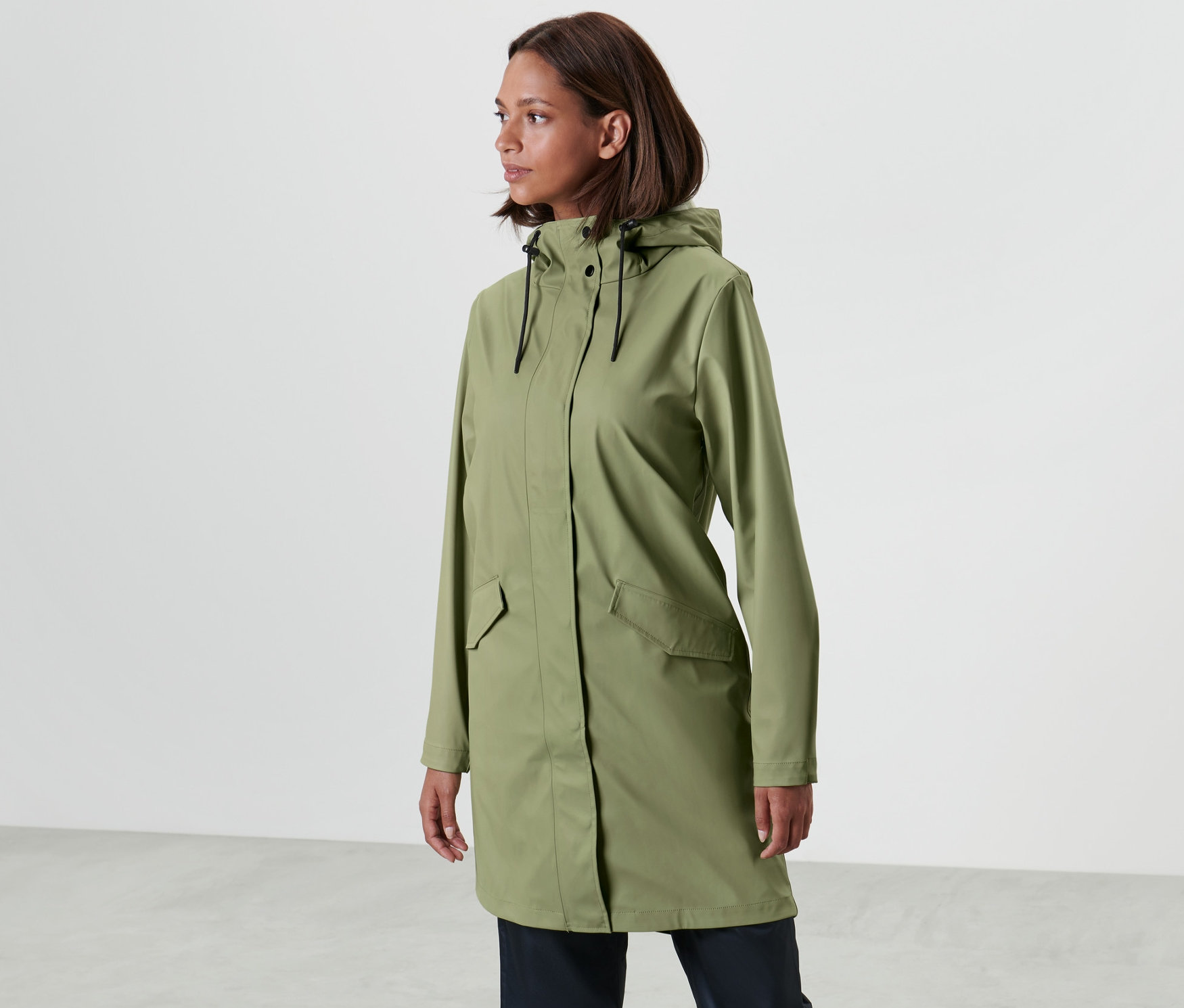 Frau posiert in Regenparka »Friesennerz«.