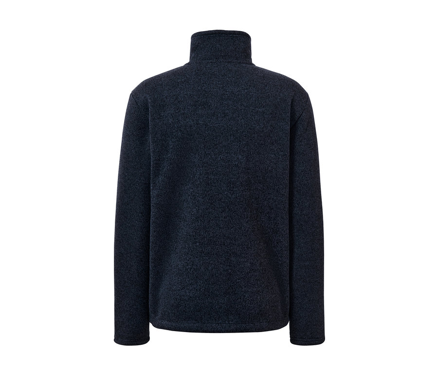 Detailansicht der Rückseite einer Strickfleece-Jacke.