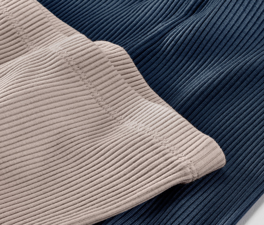 Nahaufnahme von 2 Kinder-Rippleggings, beige und dunkelblau.