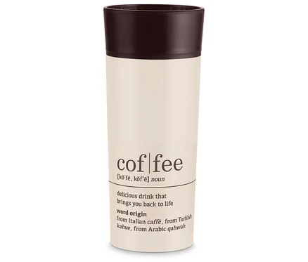 Ein Coffee-to-go-Becher, Coffee Dictionary, in Beige mit braunem Deckel.