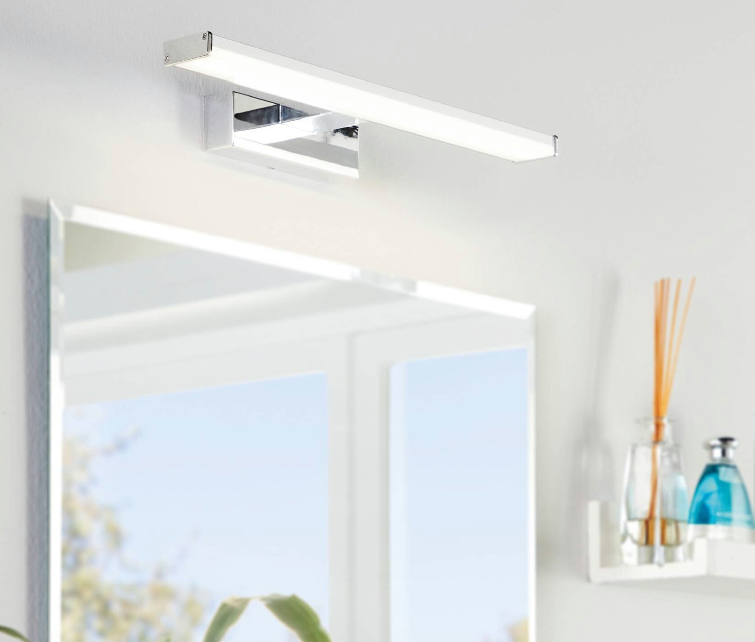 Spiegel mit verchromter Eglo Spiegelleuchte »Pandella«, 40 cm.