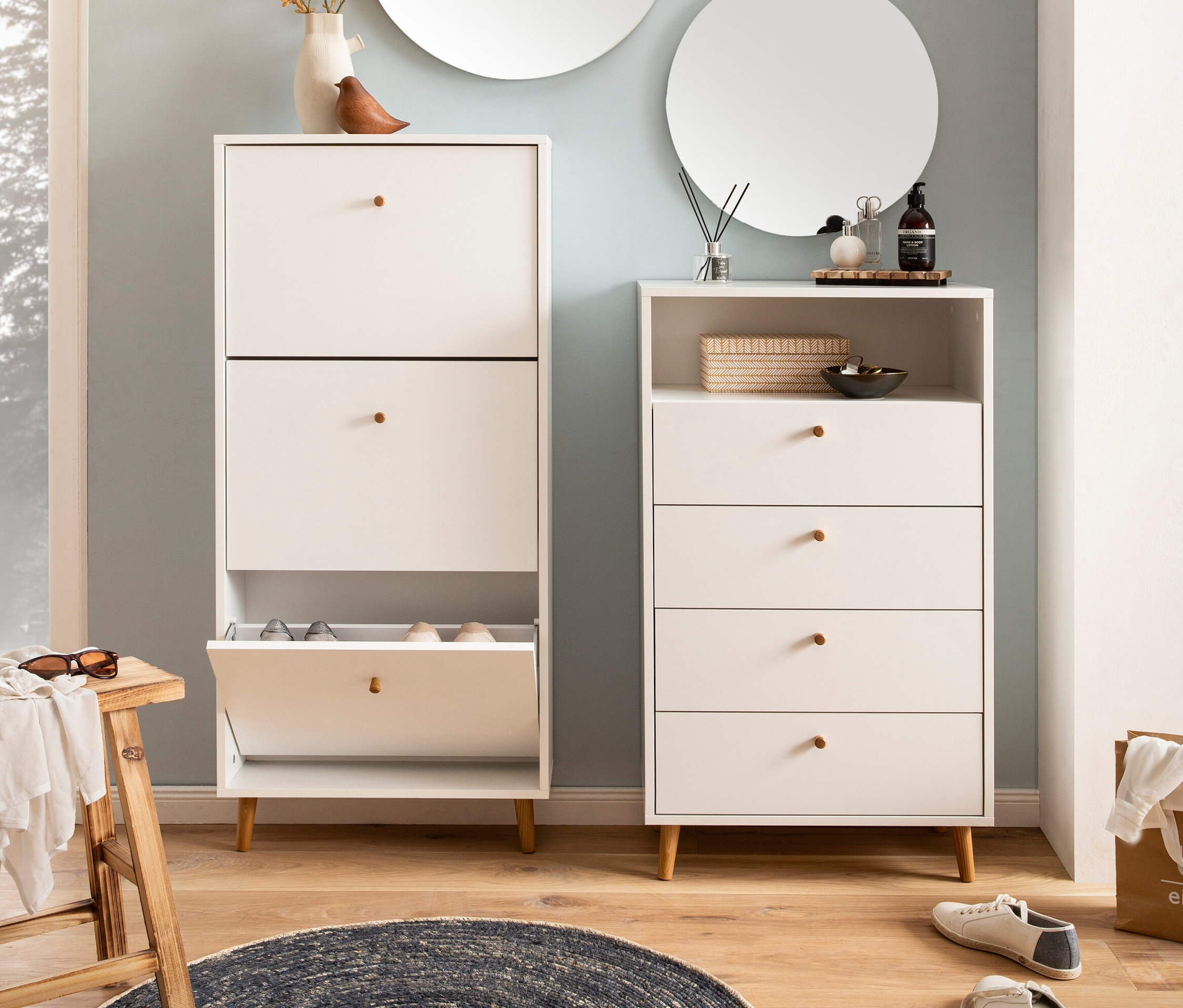 Im Raum stehen ein weißer Schuhschrank »Bjarne« mit 3 Klappen, ein runder Spiegel »Bjarne« und eine weiße Kommode »Bjarne«.