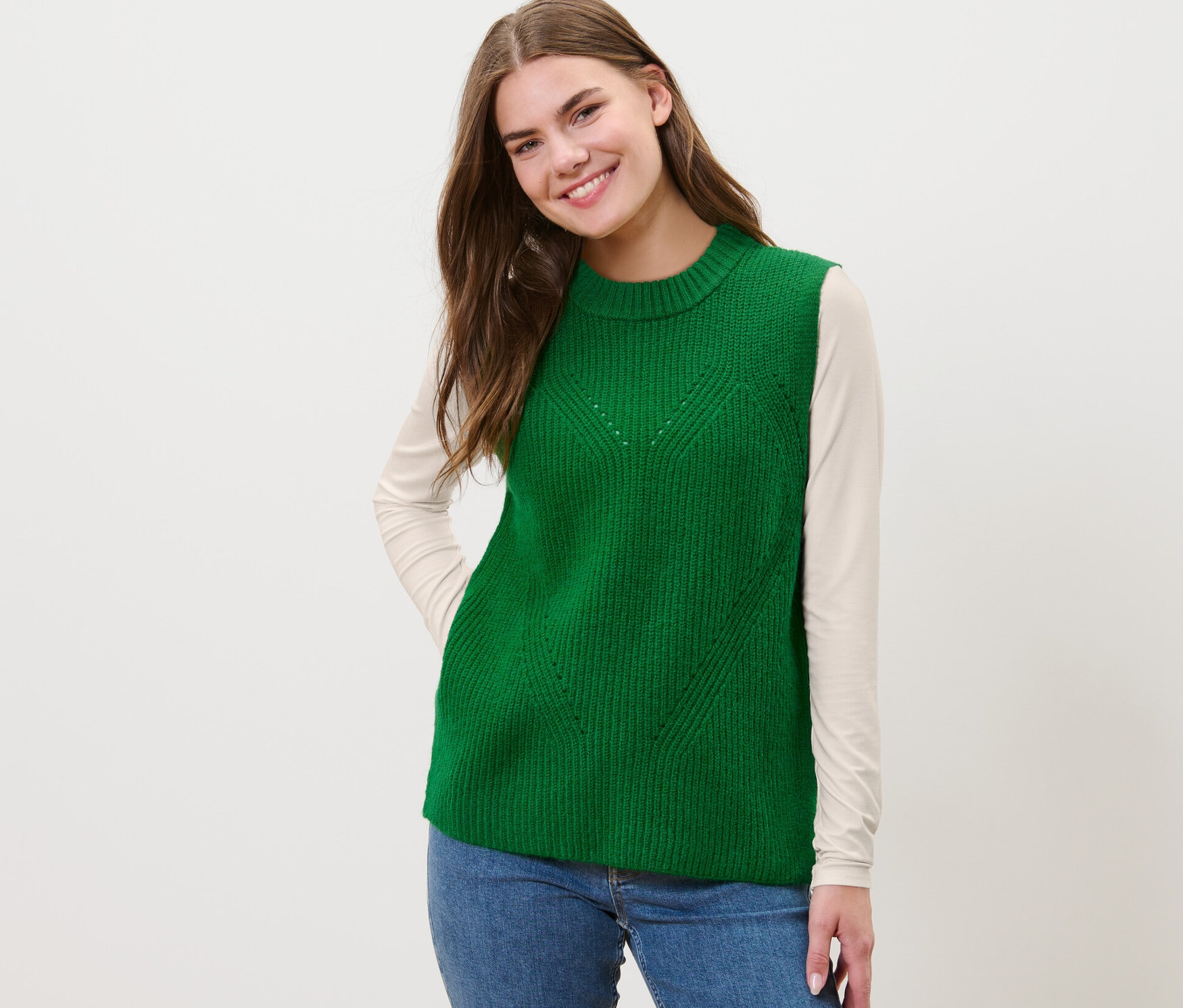 Frau trägt grünen Strick-Pullunder.