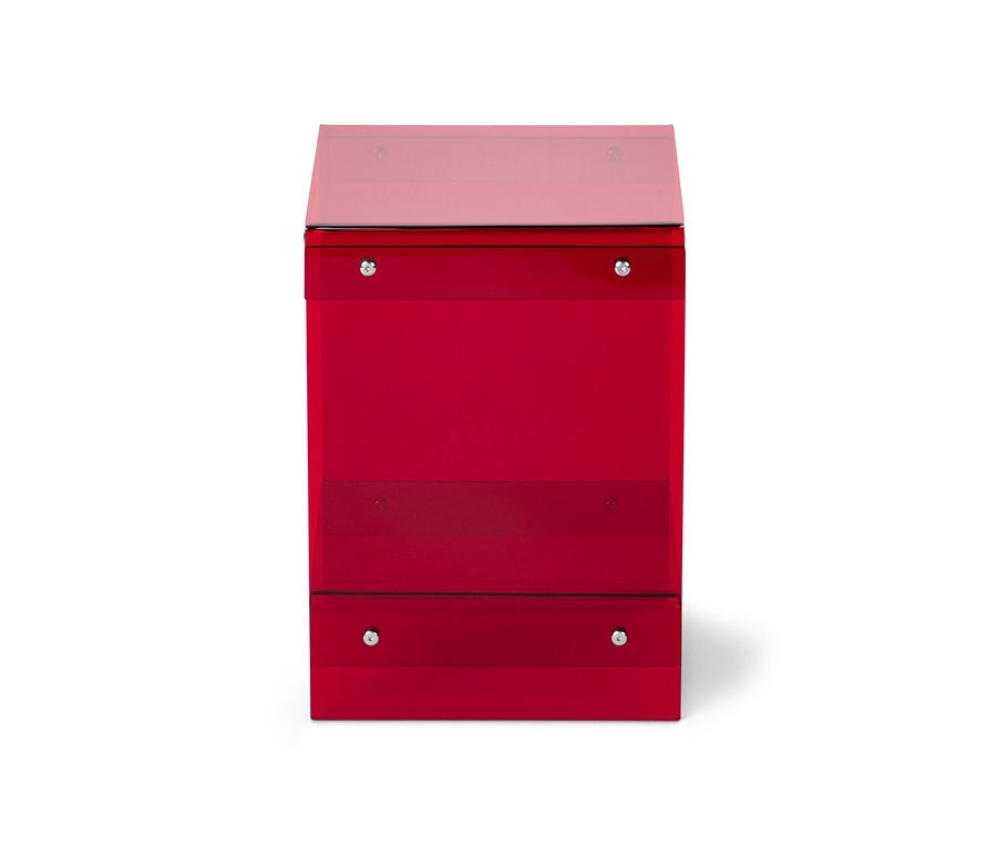 Roter Beistelltisch aus Acrylglas auf weißem Hintergrund.