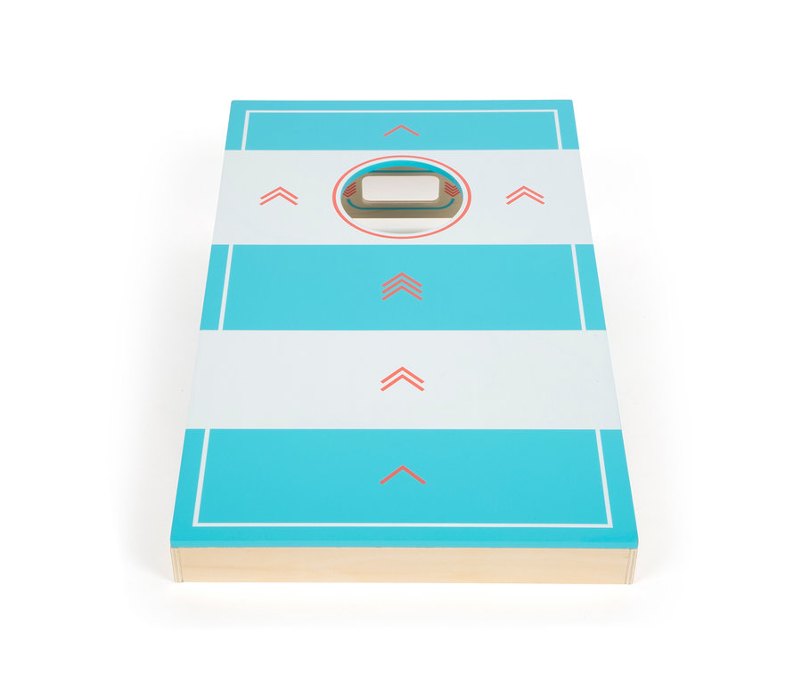 small foot Cornhole und Sling-Puck-Spiel aus Holz mit blauen Streifen und einem Loch.