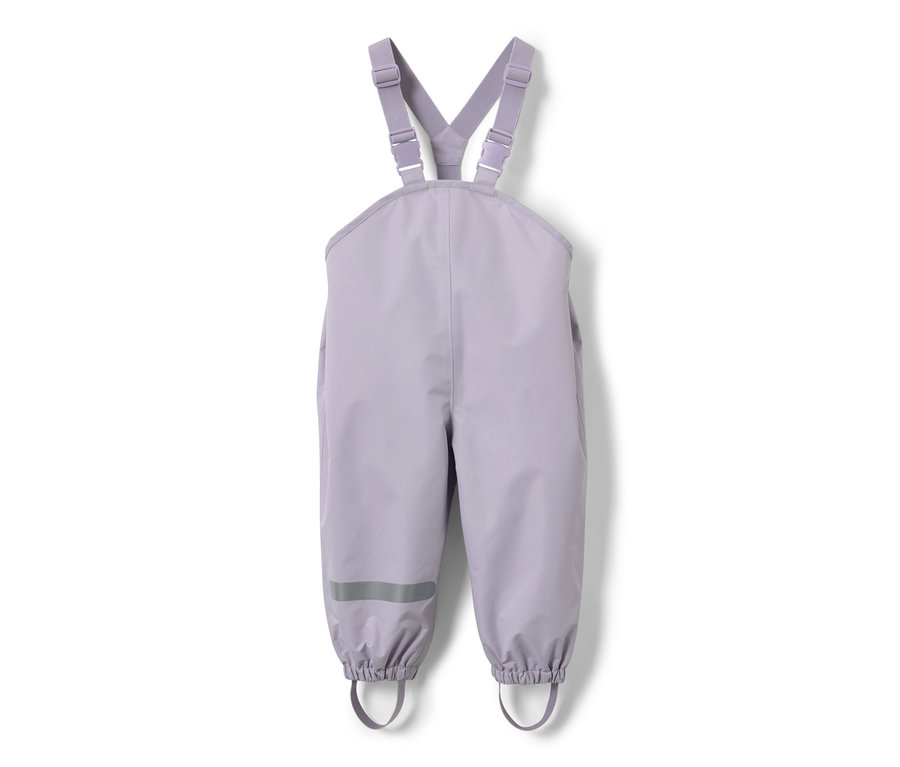 Helllila Kinder-Regenhose mit Latz und Reflexstreifen am Hosenbein.