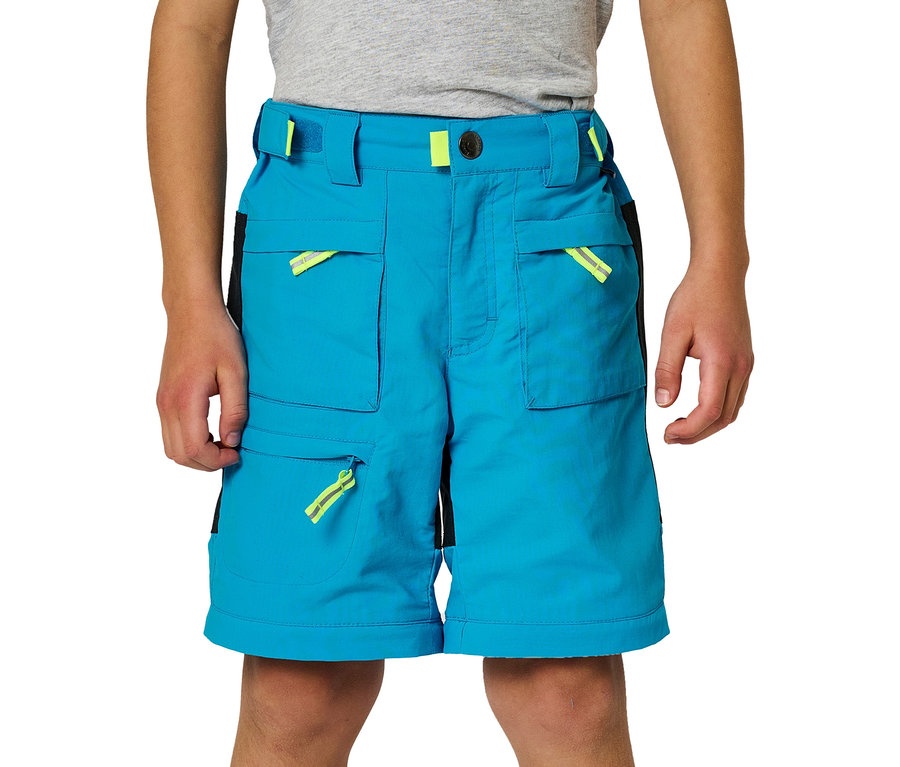 Junge trägt blaue Jako-O Zipp off Hose.