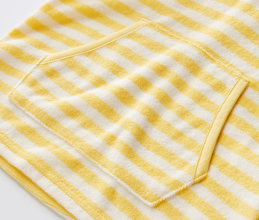 Detailansicht eines Kinder-Frottierponchos, gestreift, mit Tasche.
