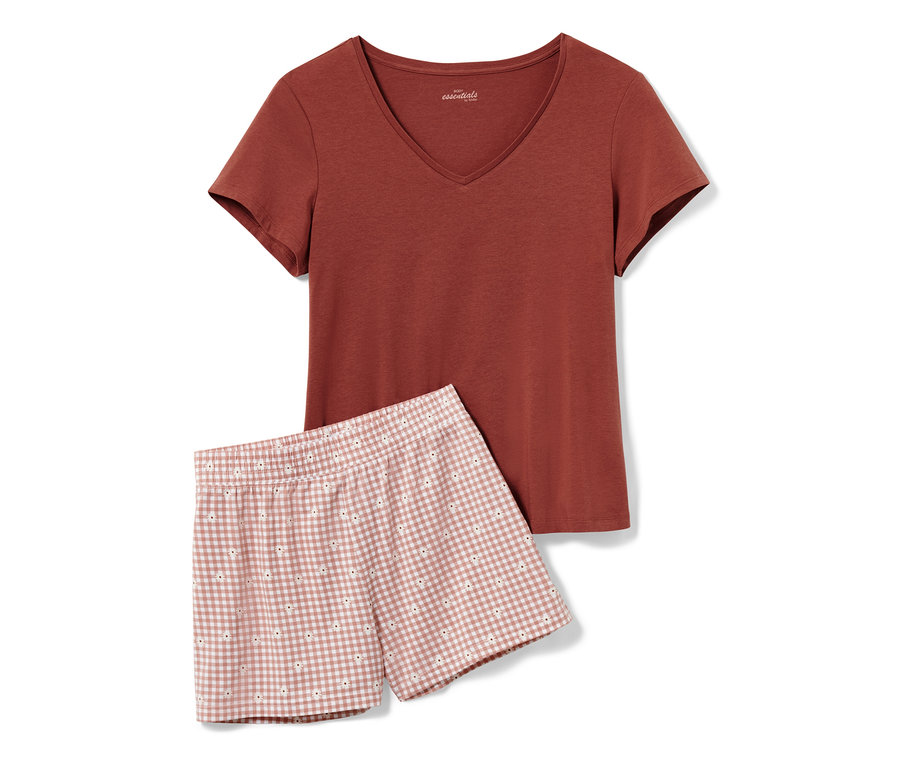 Ein Shorty-Pyjama, bestehend aus einem braunen T-Shirt und karierten Shorts.