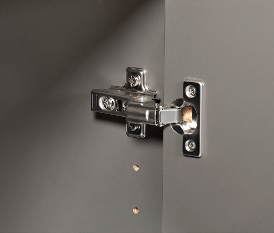 Detailansicht eines grauen Highboards mit 2 Türen und silbernem Scharnier.