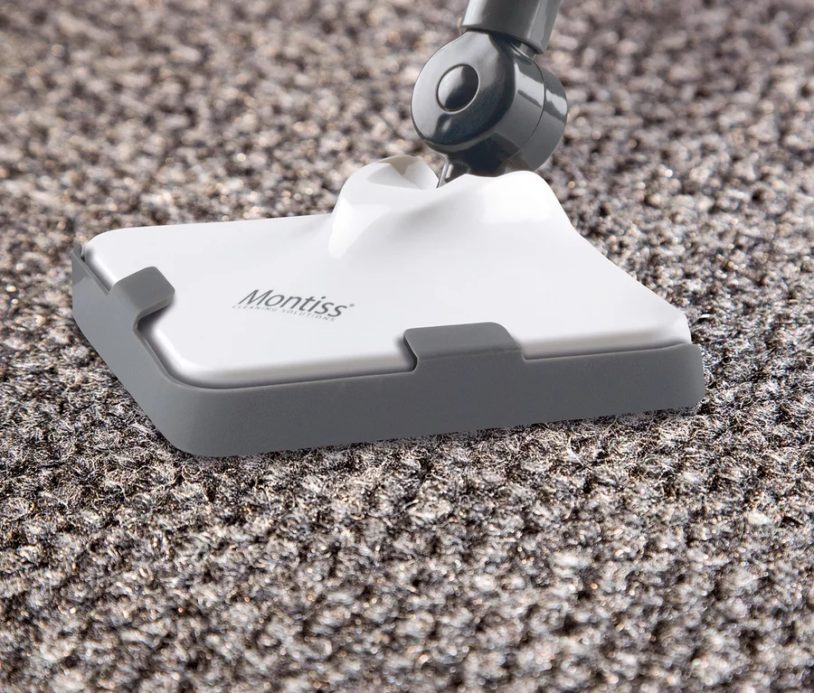 Detailaufnahme eines weiss-grauen Montiss Dampfreinigers auf einem grauen Teppich.