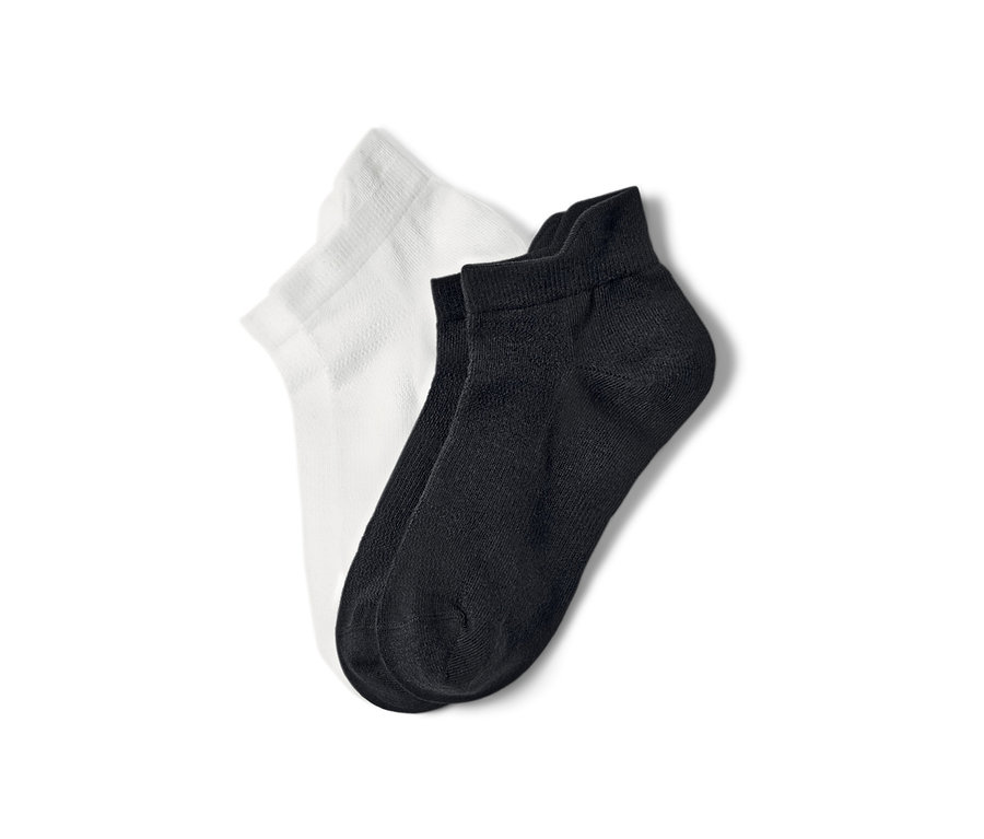 Zwei Paar Sneaker-Sportsocken, ein Paar weiß und ein Paar schwarz.