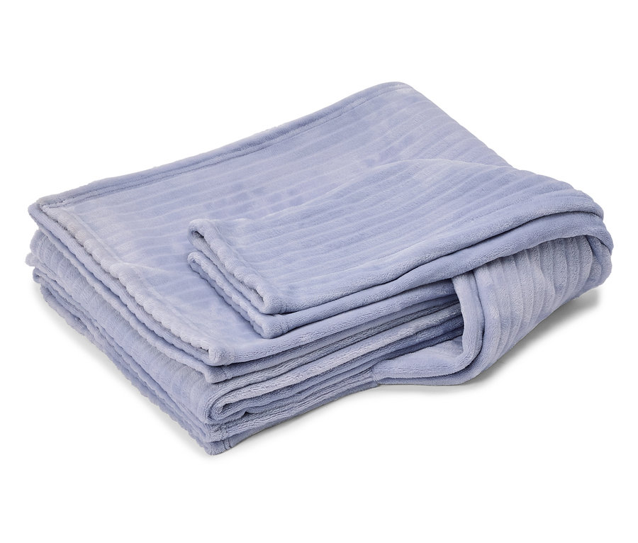 Eine gefaltete, hellviolette Decke mit Rippenstruktur auf einem weißen Hintergrund.