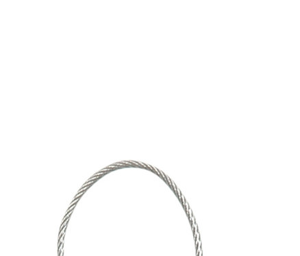 Ein grüner Keramik-Futterspender in Apfelform hängt an einem Stahlseil.