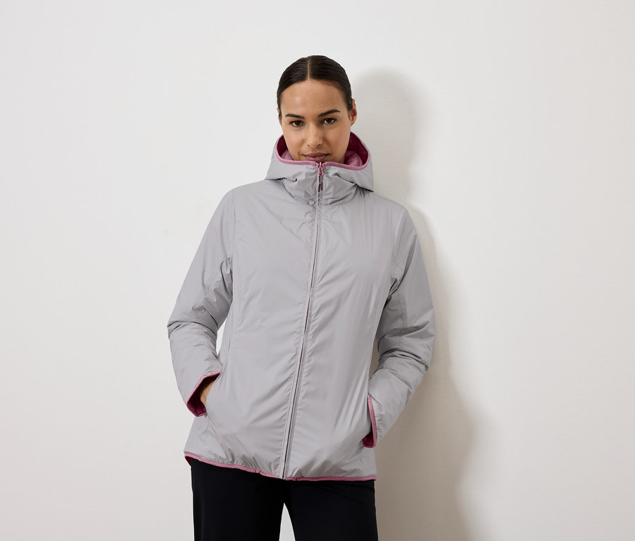 Frau trägt eine graue Kapuzenjacke mit violettem Futter.