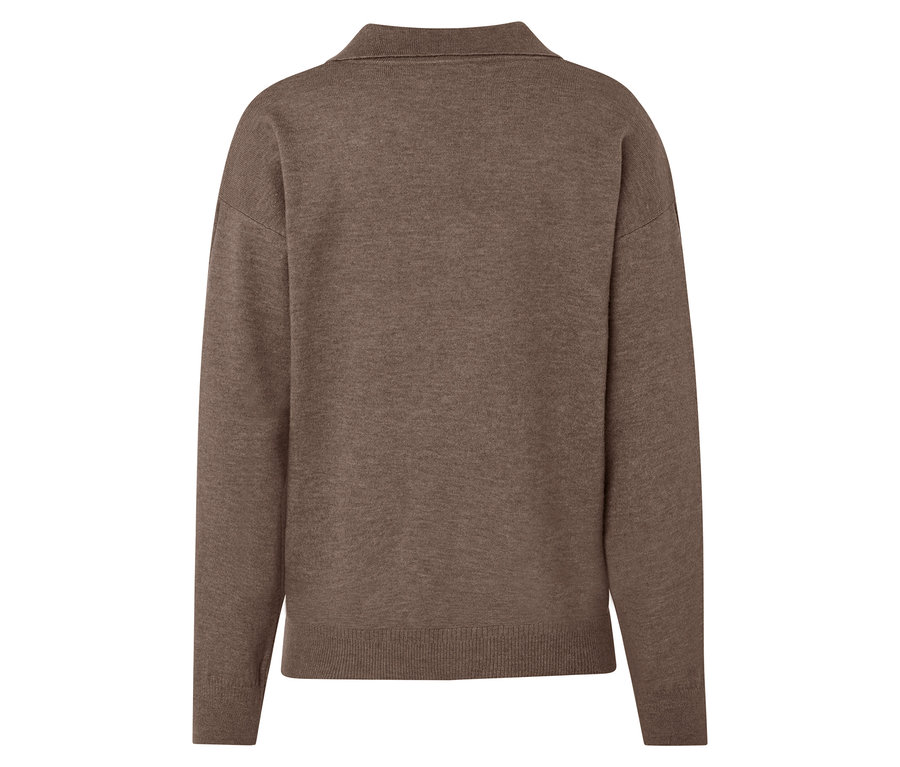 Brauner, langärmliger Pullover mit Kragen.