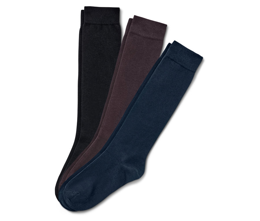 Drei Paar Kniestrümpfe in Schwarz, Braun und Blau.