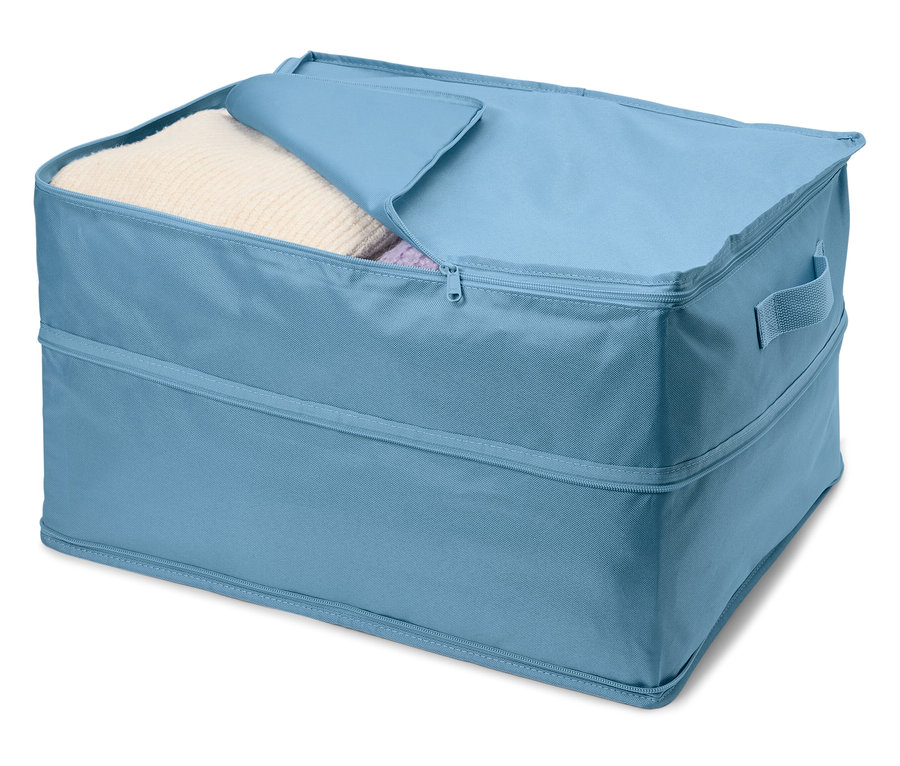 Eine hellblaue Stoffaufbewahrungsbox mit teilweise geöffnetem Deckel, der weiße Kleidung im Inneren zeigt.
