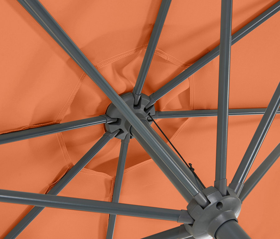 Ansicht von unten auf einen orangefarbenen Leco Sonnenschirm, Ø 300 cm, inkl. Abdeckhaube.