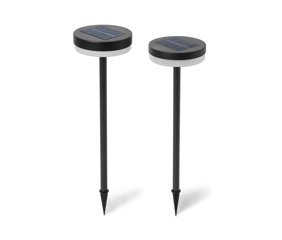 Zwei Solar-Steckleuchten auf weißem Hintergrund.