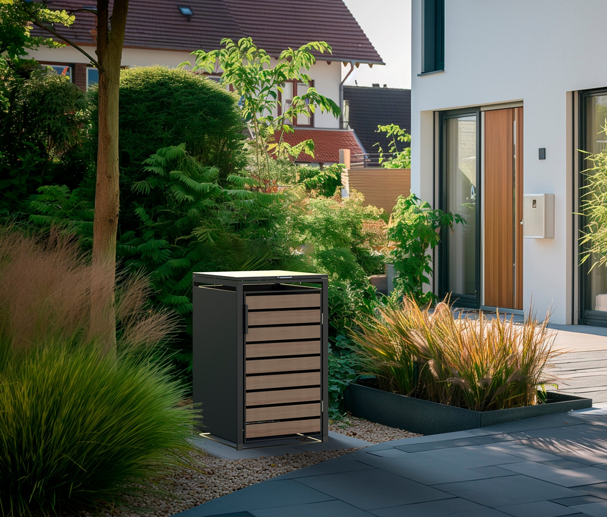 Eine Mülltonnenbox, 1er, steht vor einem modernen Haus.