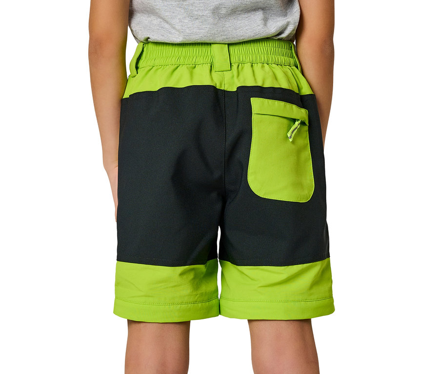 Junge trägt grüne Jako-O Zipp off Hose.