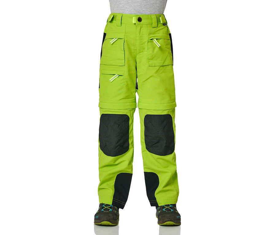 Ein Junge trägt eine grüne Jako-O Zipp-off-Hose.