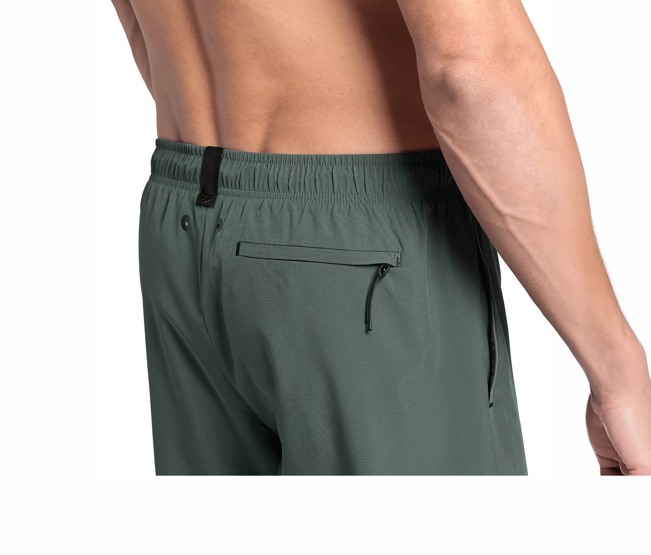 Mann von hinten, der grüne arena Evo Badeshorts trägt. Die Shorts haben einen elastischen Bund mit einer schwarzen Lasche und eine Reißverschlusstasche.