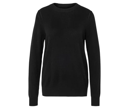 Schwarzer Strickpullover mit langen Ärmeln.