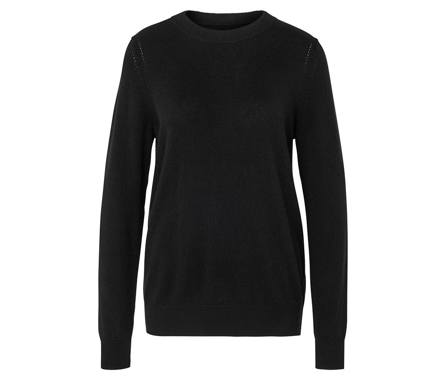 Schwarzer Strickpullover mit langen Ärmeln.