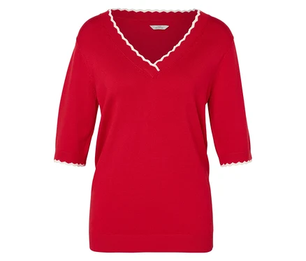 Roter Pullover mit Dreiviertelärmeln und weißem Zierrand um Ausschnitt und Ärmel.