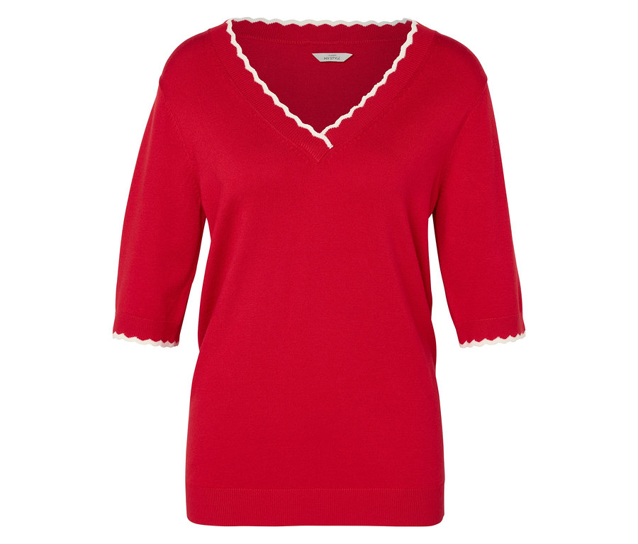 Roter Pullover mit Dreiviertelärmeln und weißem Zierrand um Ausschnitt und Ärmel.