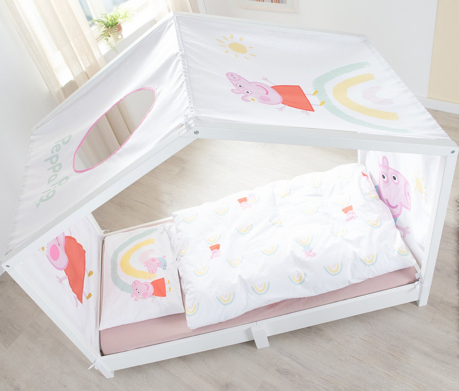 Bett mit weißem Holzrahmen und Peppa Wutz-Bettwäsche.