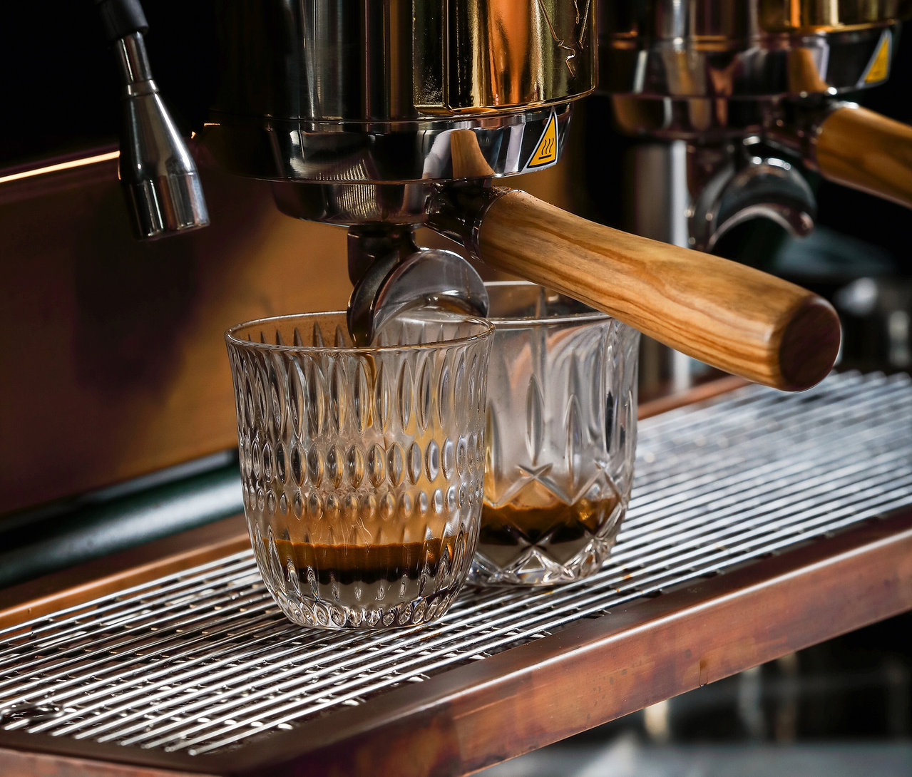 Espresso wird in zwei von sechs Nachtmann Cappucinogläsern »Noblesse« gefüllt.