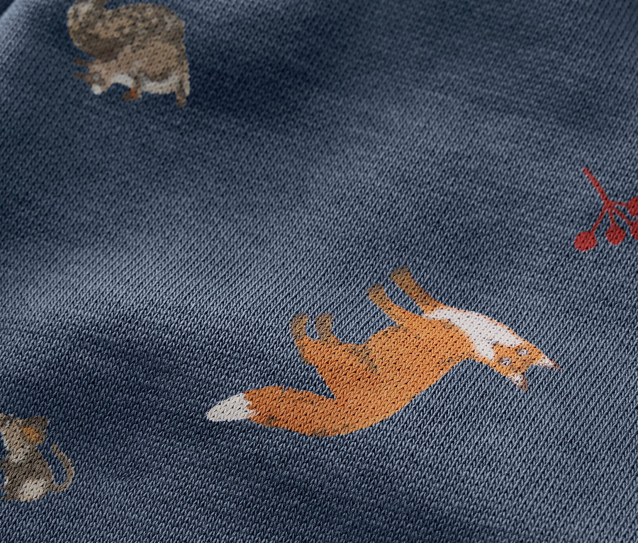 Detailaufnahme von 2 Baby-Sweathosen mit Fuchs-, Hasen- und Igelmuster.