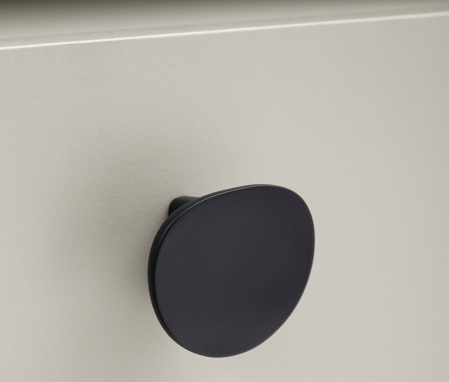 Detail einer Schublade der cremebeige Kommode »Edda« mit rundem, schwarzen Griff.