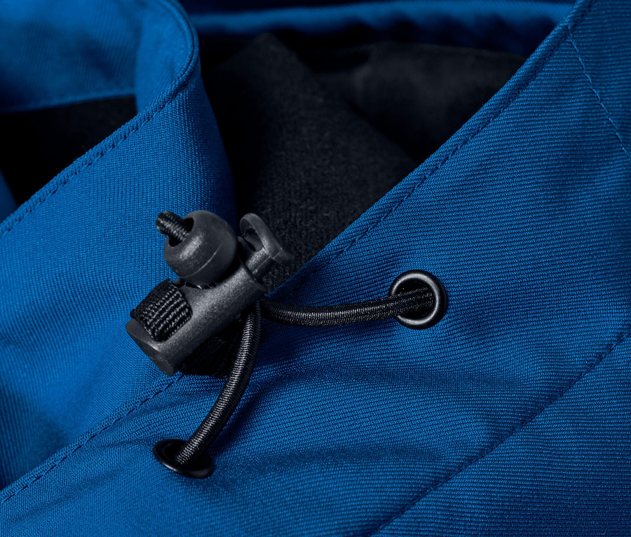 Detailaufnahme einer blauen Skijacke mit schwarzem Kordelzug.