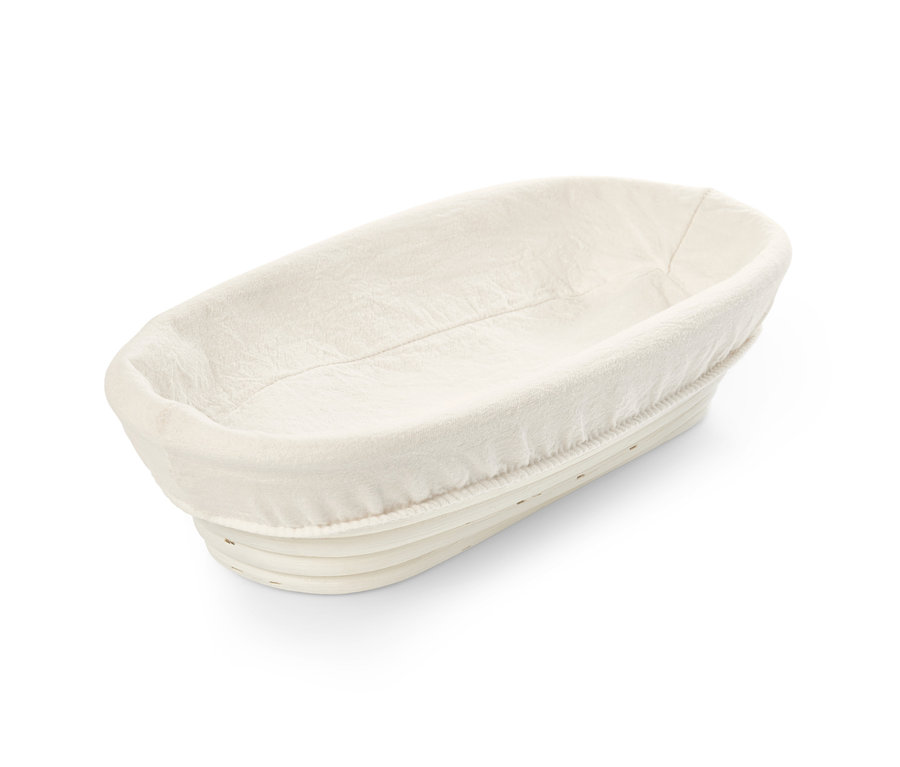 Ein ovales Gärkörbchen mit Stoffeinsatz.